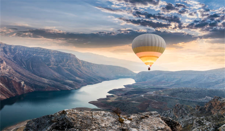 1697527787530369.jpg hot-air-balloons-flying-over-the-botan-canyon-in-turkey.jpg